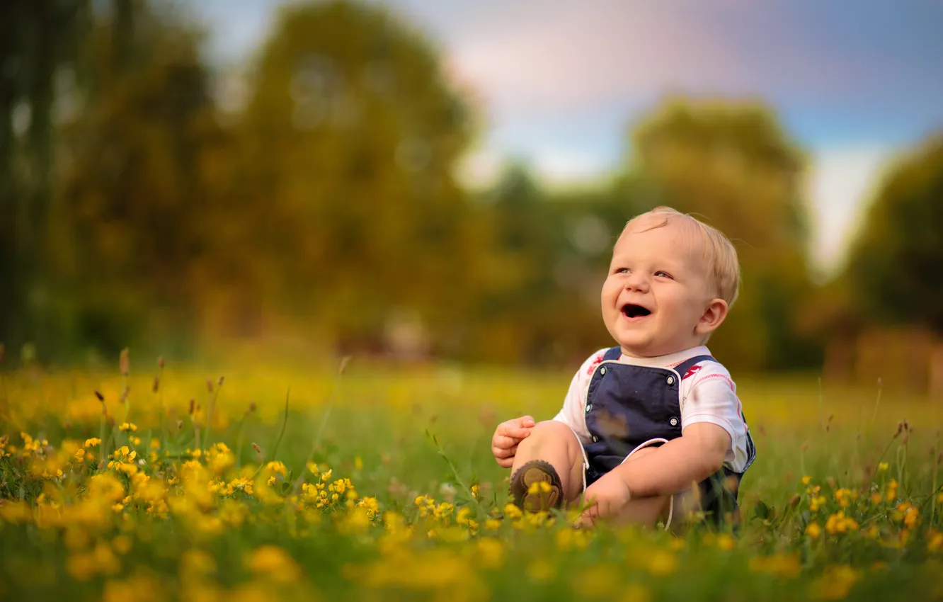 Фото обои трава, радость, мальчик, ребёнок