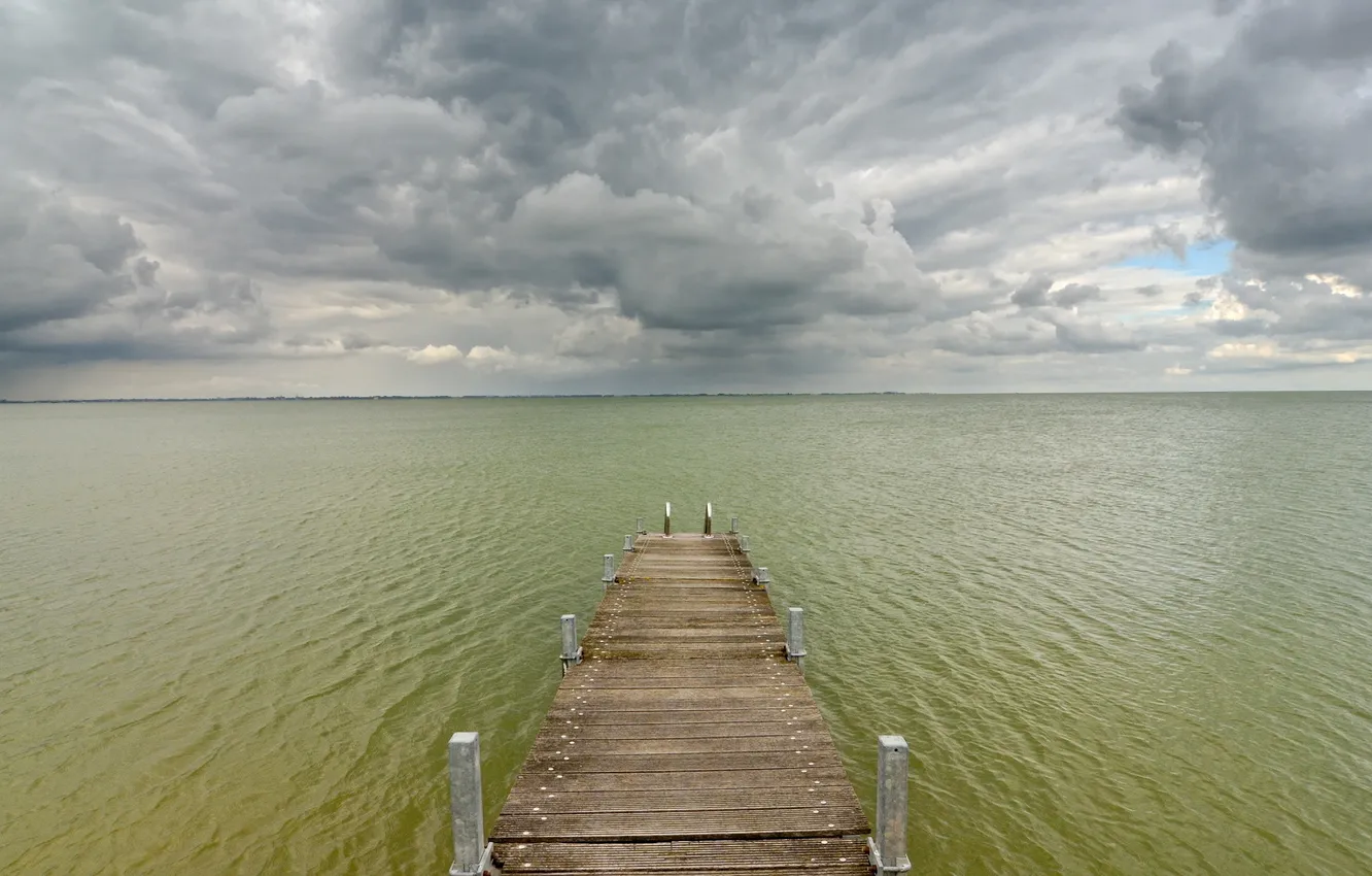 Фото обои море, небо, тучи, мост, серый, салатовый