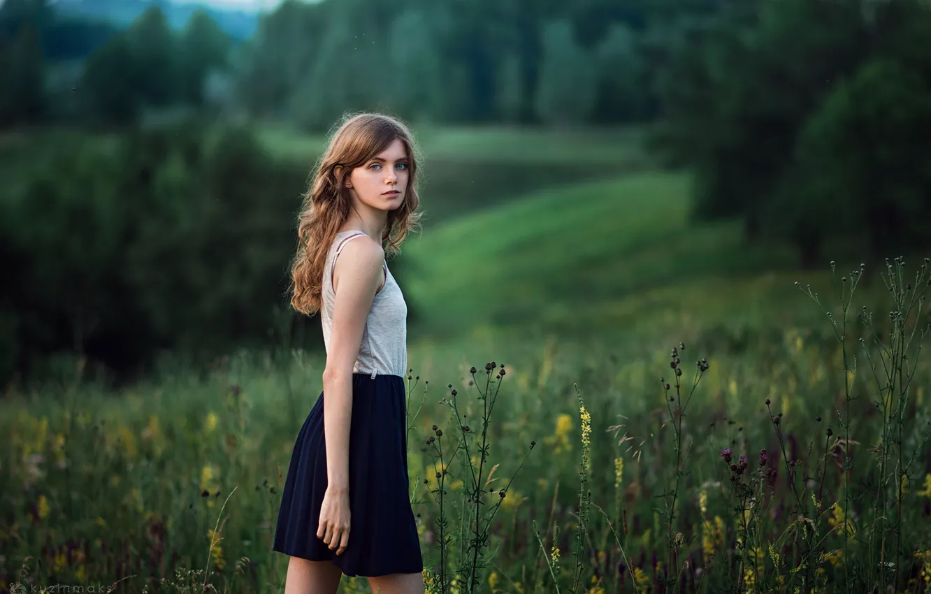 Фото обои глаза, взгляд, девушка, цветы, природа, юбка, голубые, прелесть