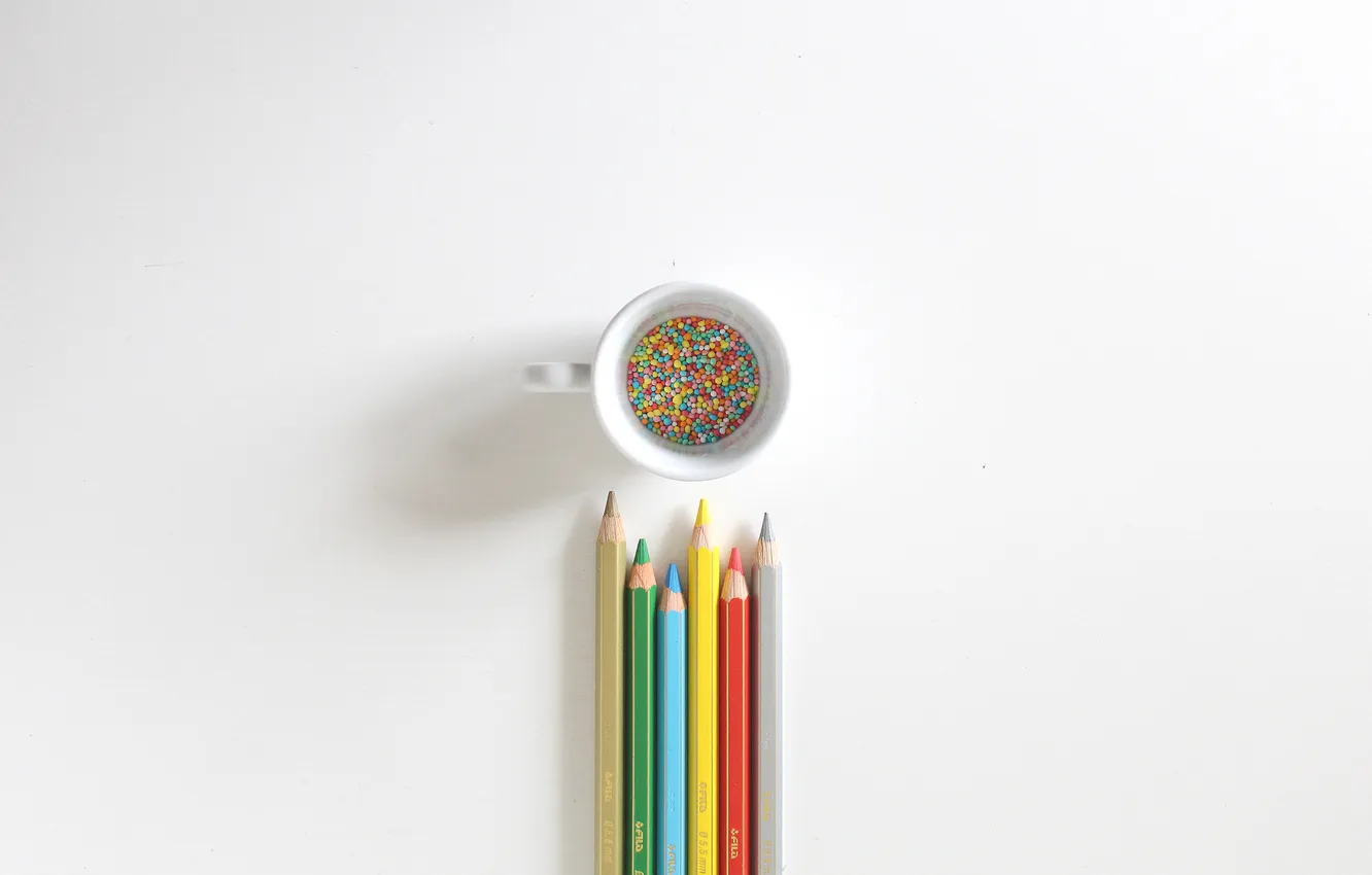 Фото обои чашка, тени, карандаш, цветной карандаш