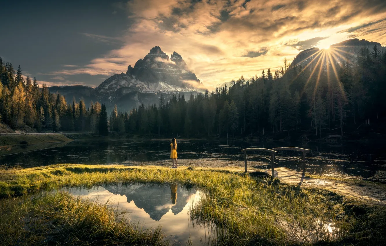 Фото обои лес, девушка, солнце, облака, горы, озеро, отражение, берег