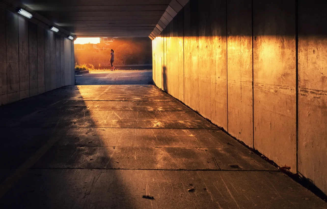 Фото обои девушка, свет, город, улица, утро