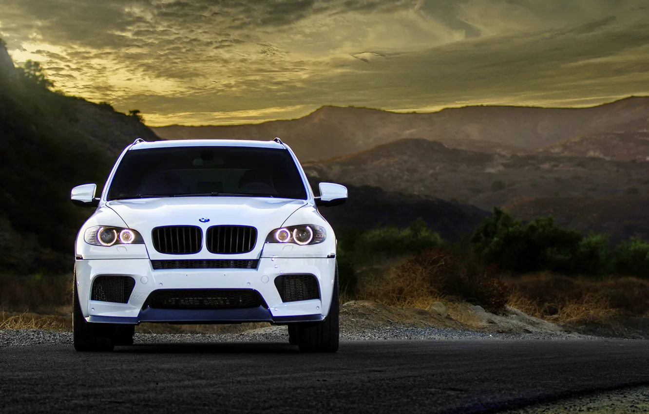 Фото обои белый, горы, бмв, BMW, перед, white, wheels, tuning
