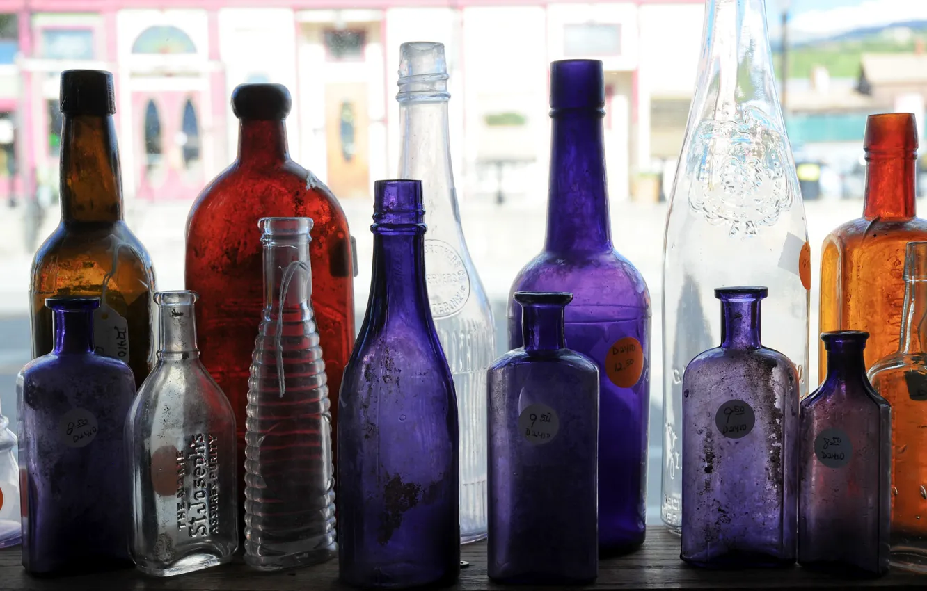 Фото обои цвет, полка, бутылки