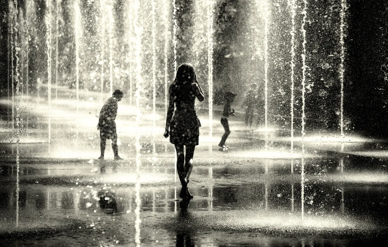 Фото обои девушка, капли, дети, город, фонтан
