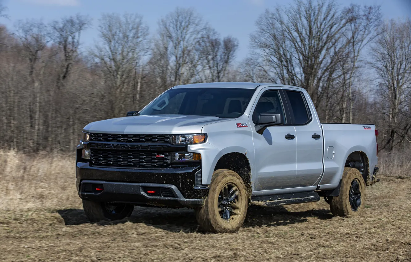 Фото обои поле, деревья, движение, Chevrolet, пикап, Custom, Silverado, 2020