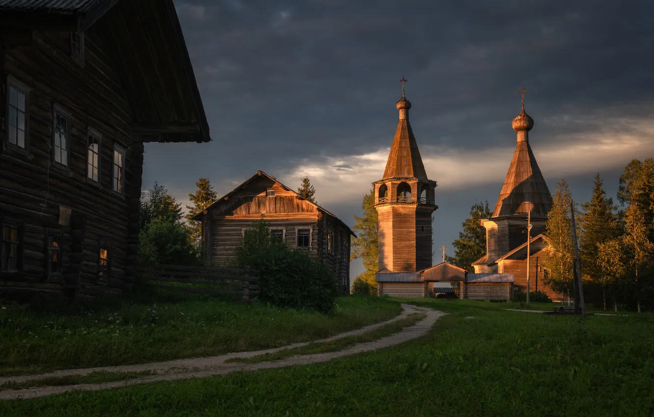 Фото обои тропа, церковь, деревянные дома