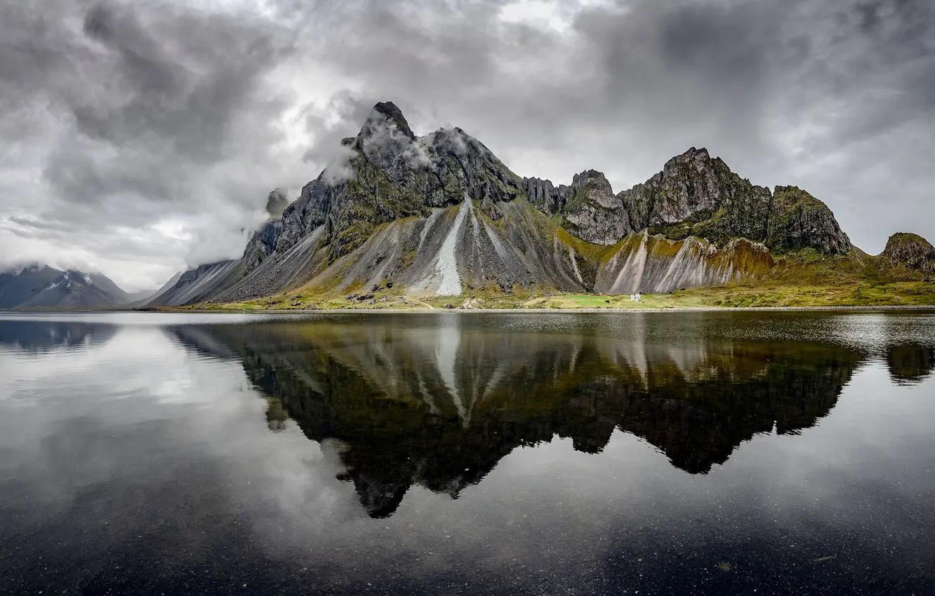 Фото обои горы, отражение, пасмурно, берег, вершины, Исландия, водоем