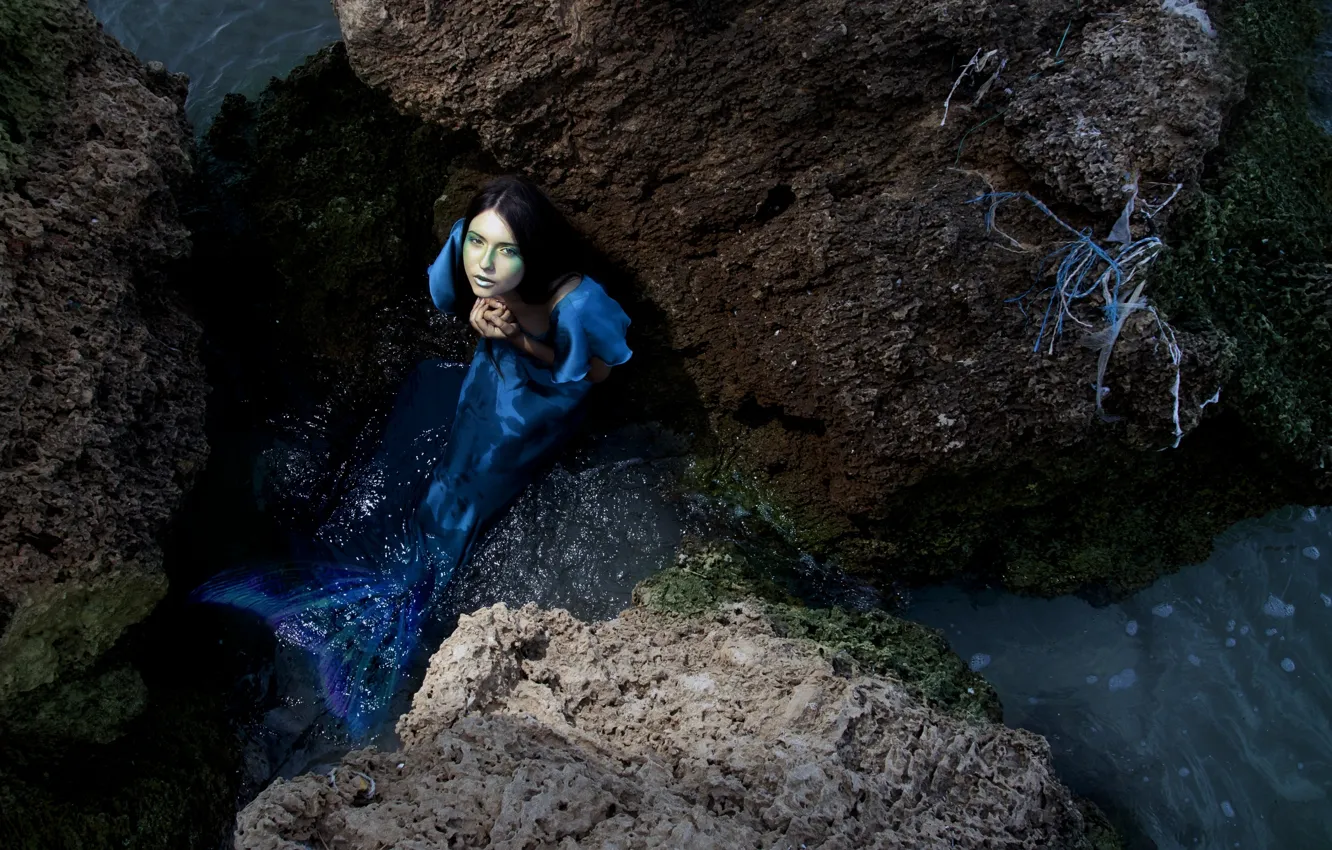 Фото обои вода, девушка, камни, русалка