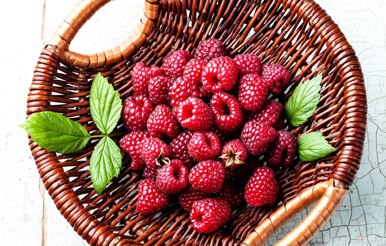 Фото обои ягоды, малина, корзина, листочки, berries, raspberry