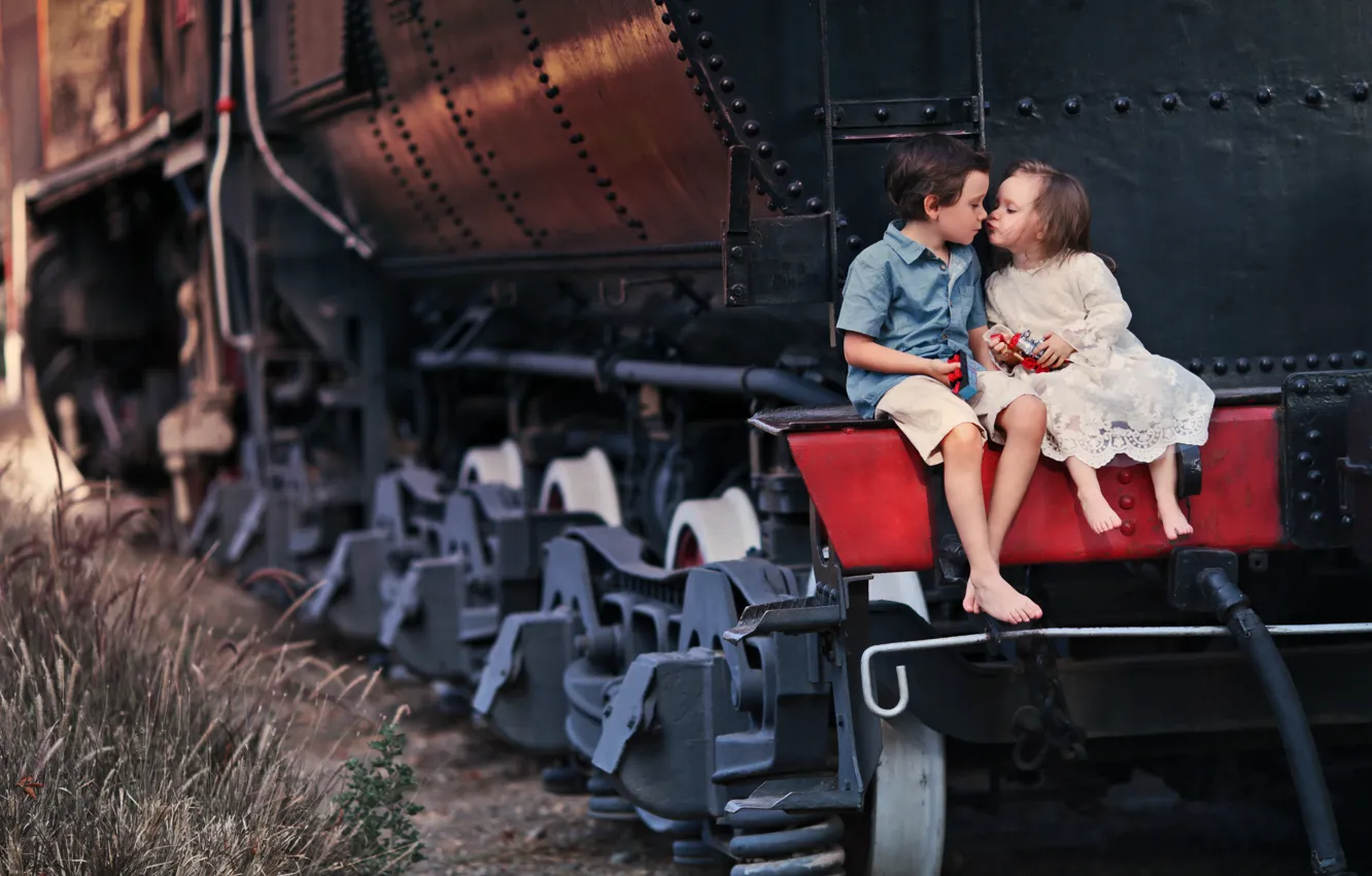 Фото обои дети, паровоз, поцелуй, мальчик, девочка, парочка, Larisa Korsikova
