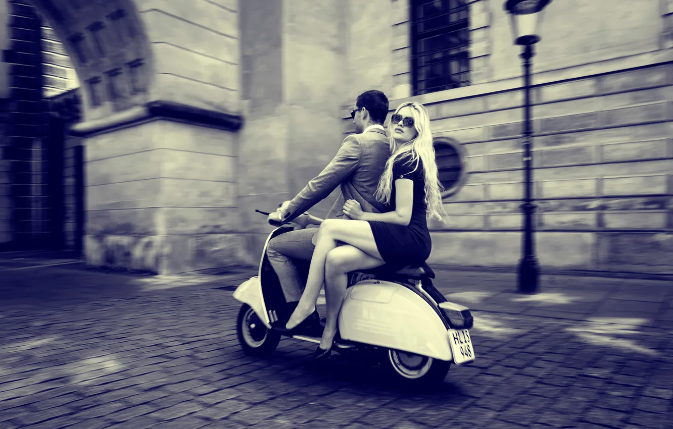 Фото обои девушка, город, парень, vintage, retro, vespa, scooter