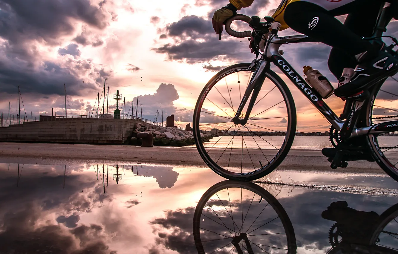 Фото обои город, утро, спортсмен, велосипедист