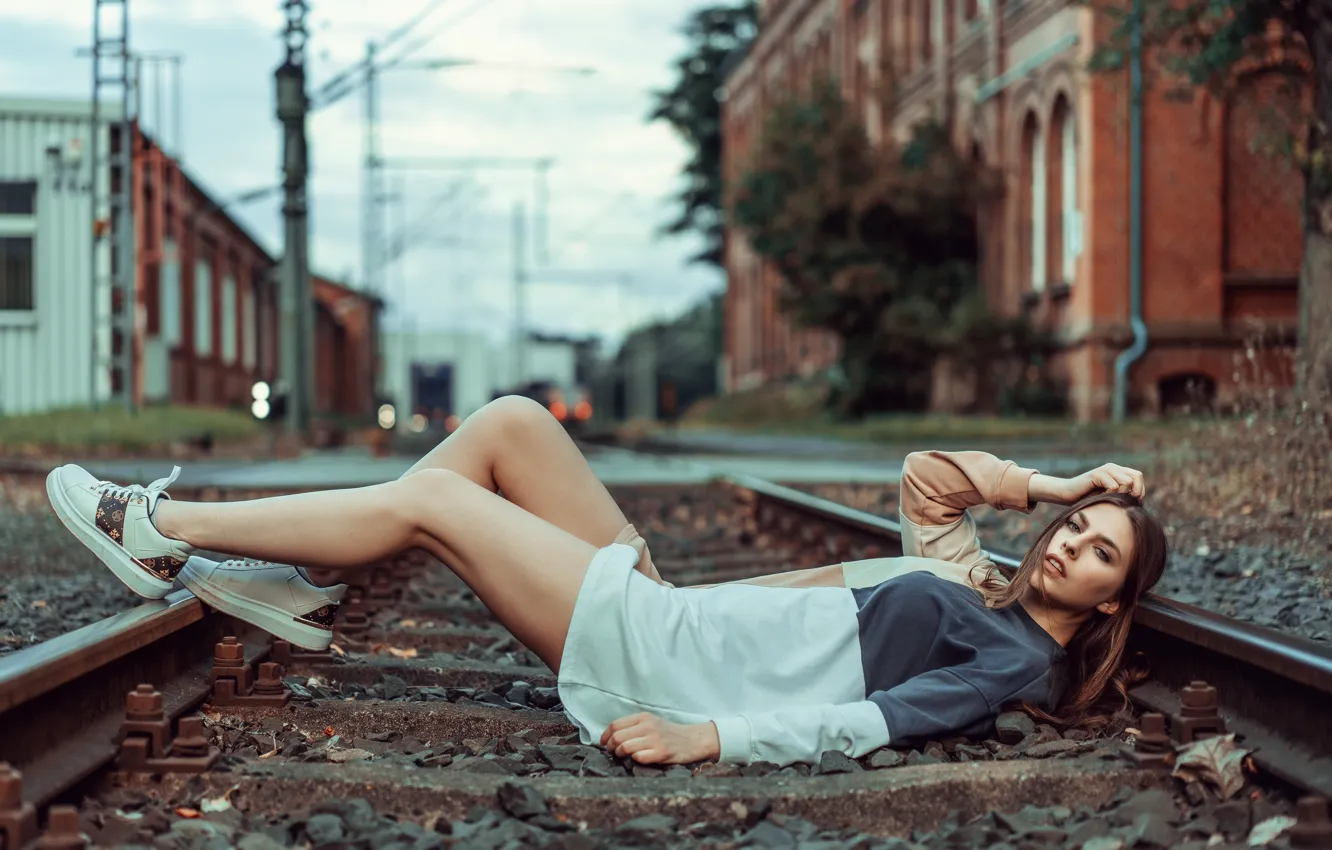 Фото обои взгляд, девушка, поза, ноги, рельсы, ситуация, железная дорога, лежит