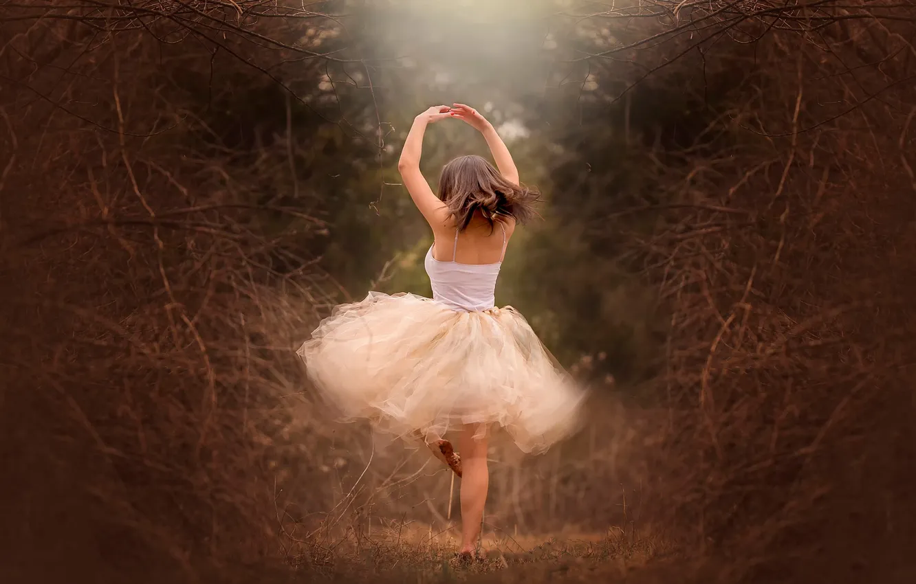 Фото обои лес, девушка, танец, Twirl