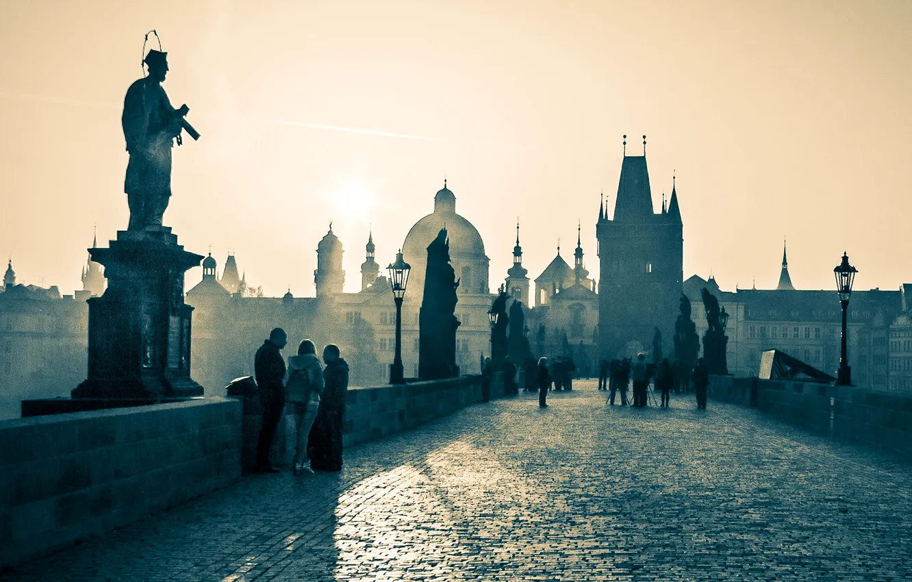 Фото обои люди, утро, Прага, Чехия, Карлов мост