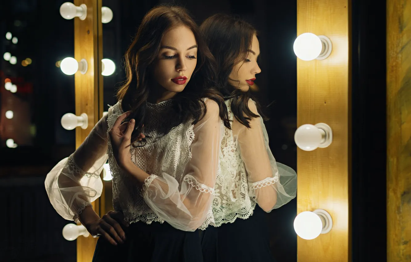 Фото обои поза, отражение, модель, зеркало, блузка, лампочки, Sergey Fat, Сергей Жирнов