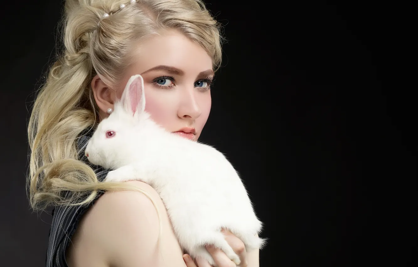 Фото обои белый, девушка, кролик, блондинка, причёска, жемчужины