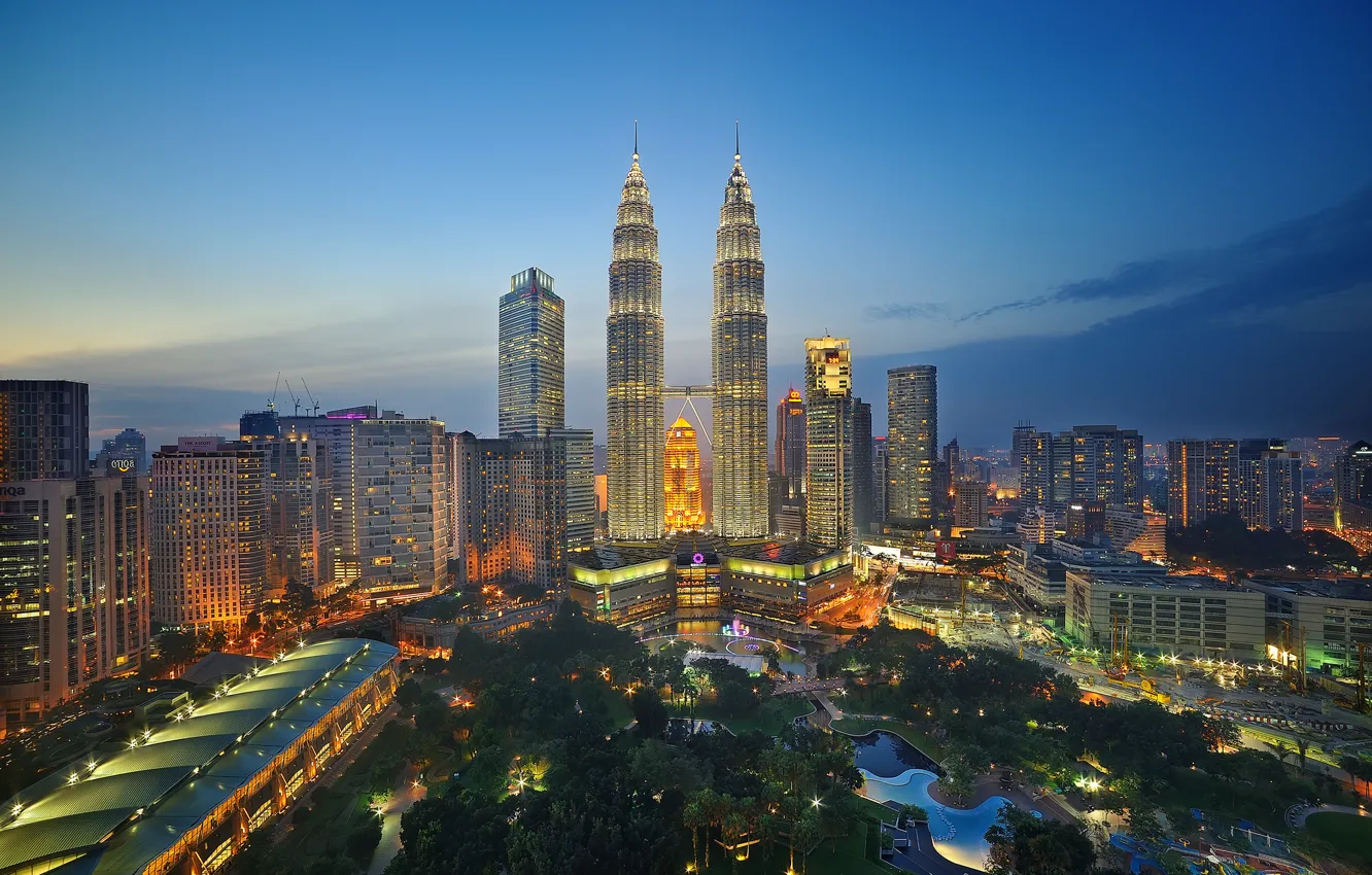 Фото обои небо, огни, парк, горизонт, сумерки, Малайзия, Куала-Лумпур, башни-близнецы Петронас