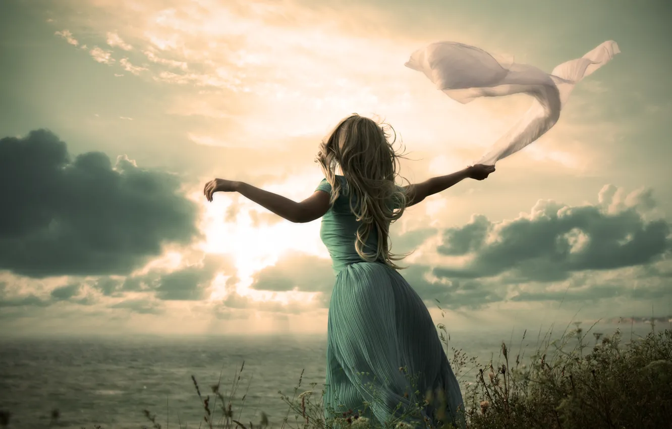 Фото обои море, небо, девушка, облака, волосы, руки, платье, ткань