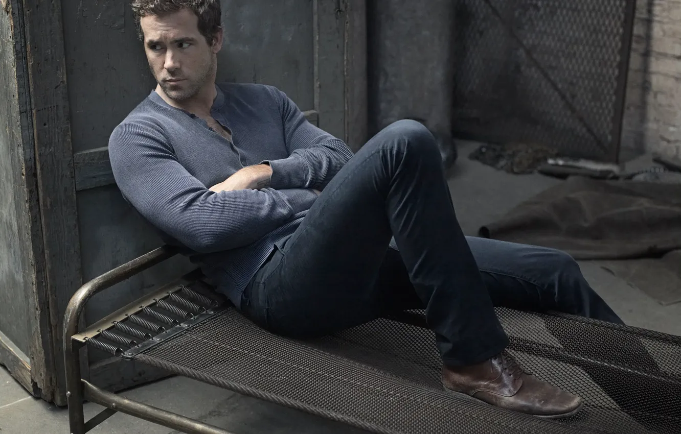 Фото обои взгляд, поза, мужчина, Ryan Reynolds