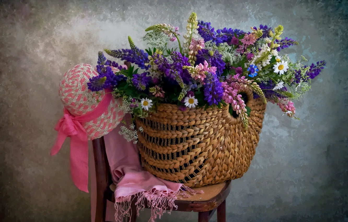 Фото обои лето, цветы, стена, ромашки, букет, шляпа, стул, розовые