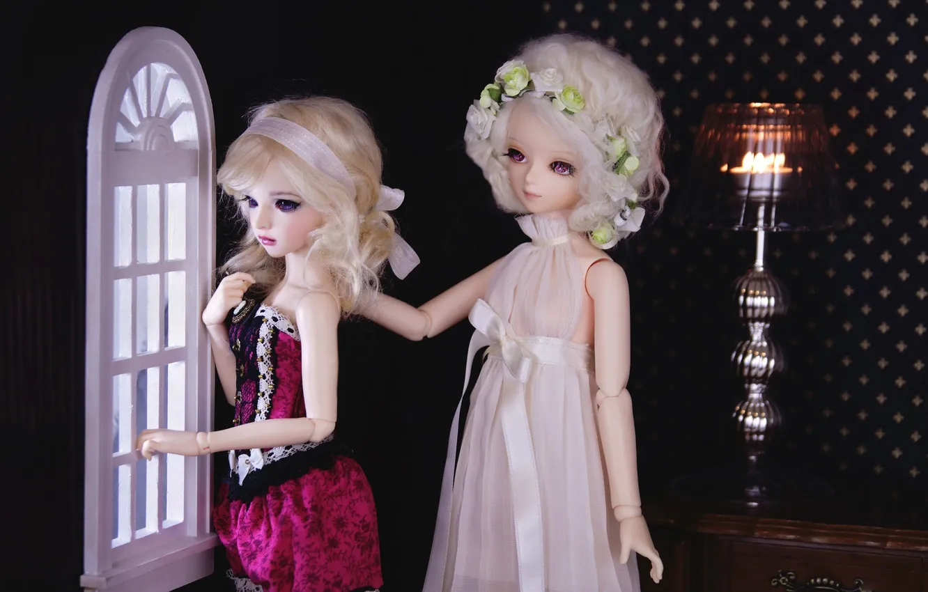 Фото обои девочки, игрушки, куклы, интерьер, окно, блондинки, смотрят