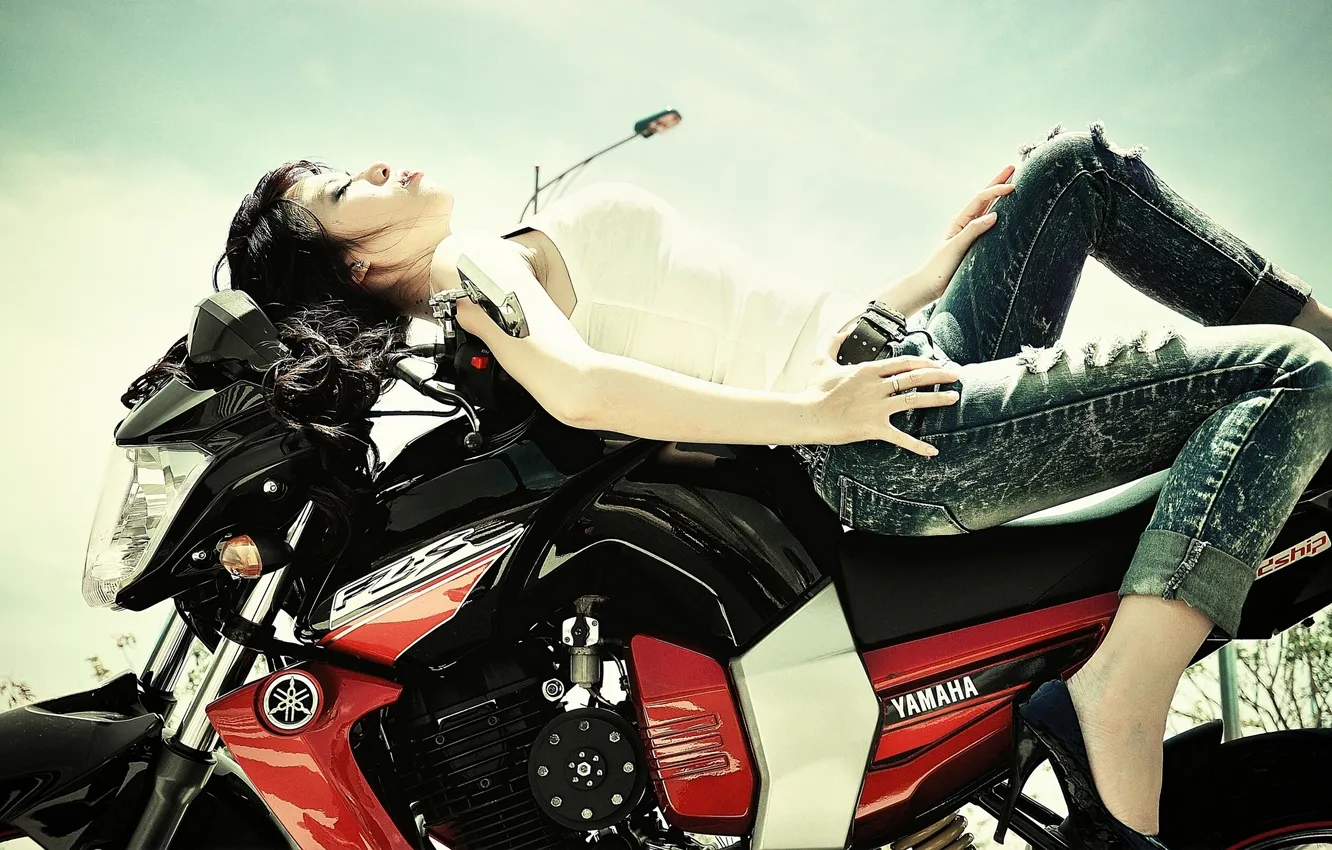 Фото обои джинсы, мотоцикл, азиатка, Yamaha