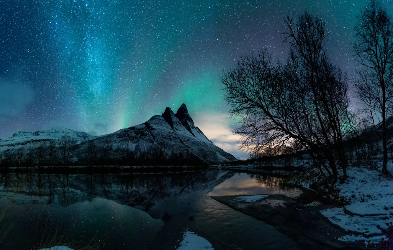 Фото обои зима, снег, деревья, горы, ночь, отражение, северное сияние, водоем