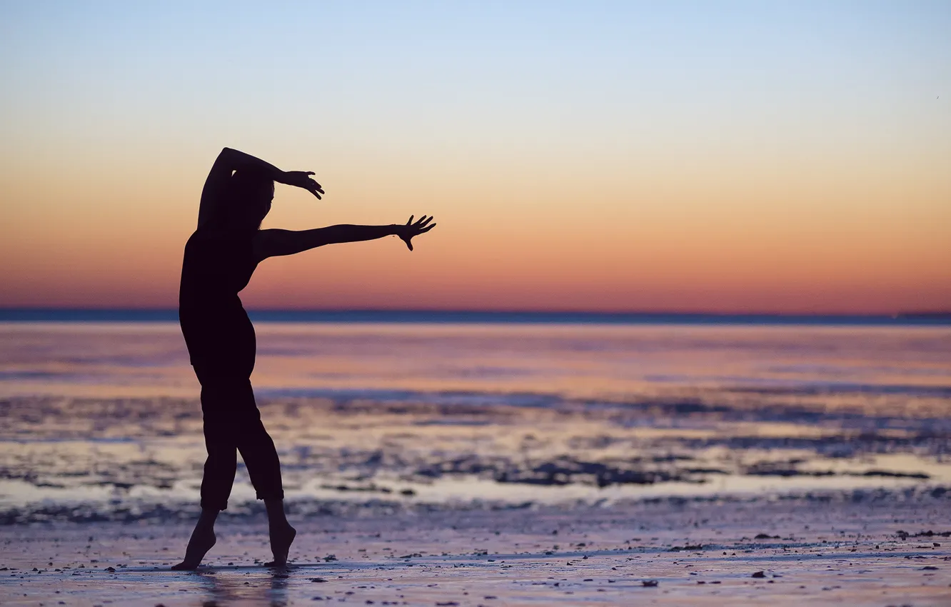 Фото обои девушка, берег, танец, силуэт, Leslie