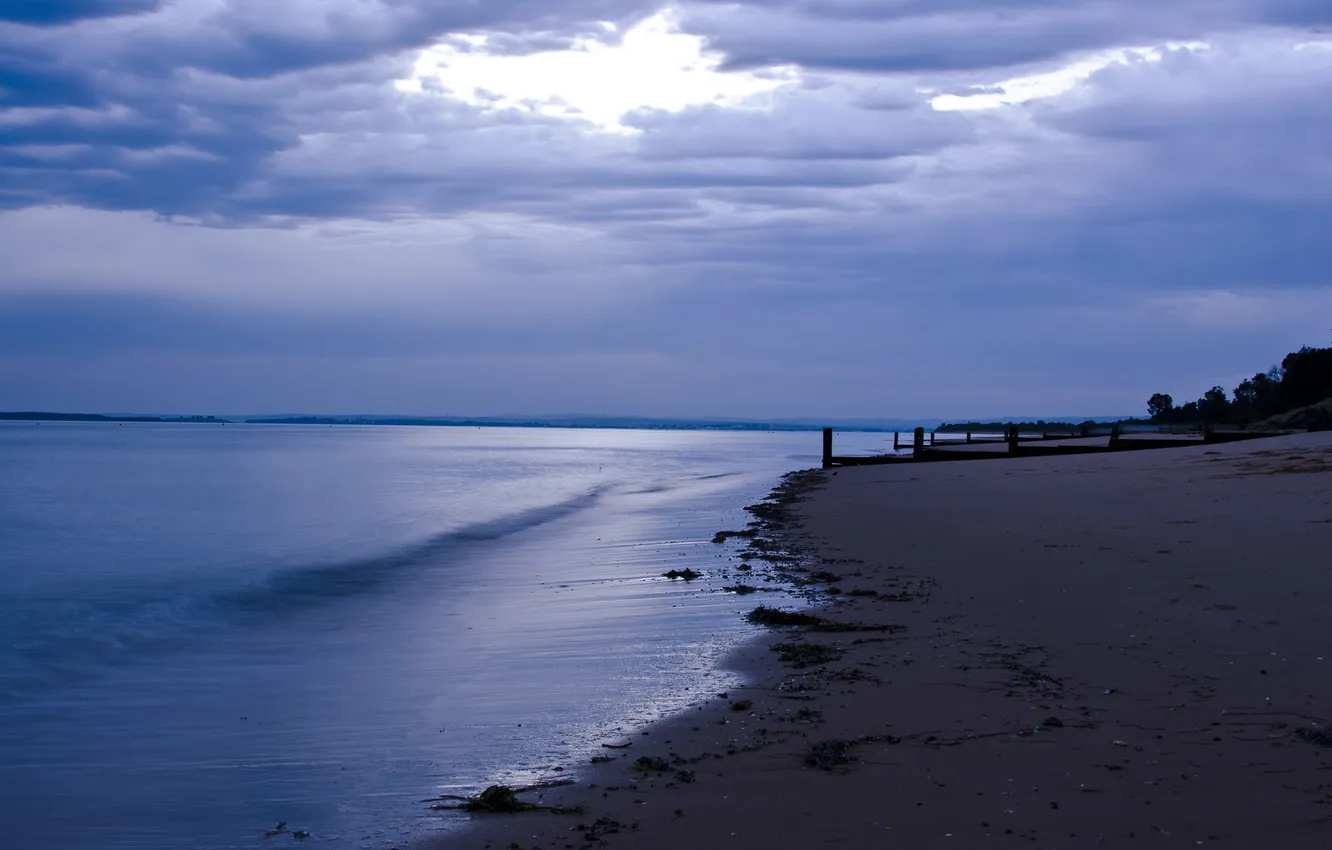 Фото обои песок, море, тучи, столбы, сумерки