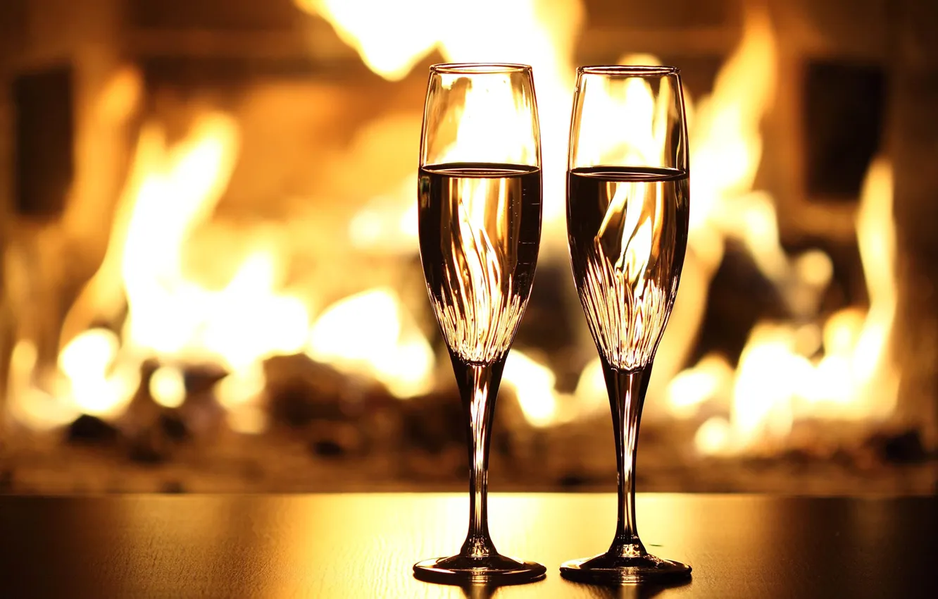Фото обои огонь, праздник, бокалы, камин, шампанское
