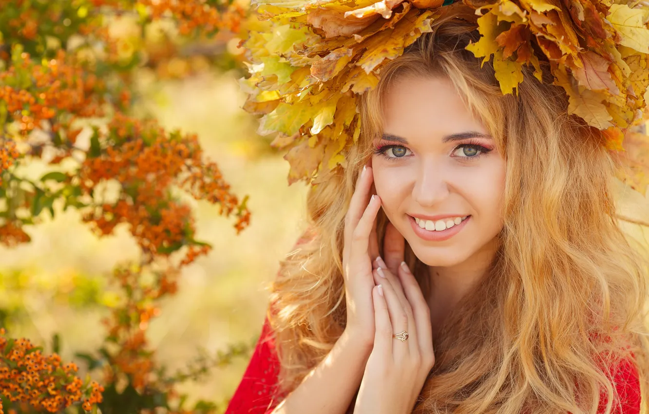 Фото обои осень, взгляд, листья, девушка, улыбка, макияж, блондинка, венок