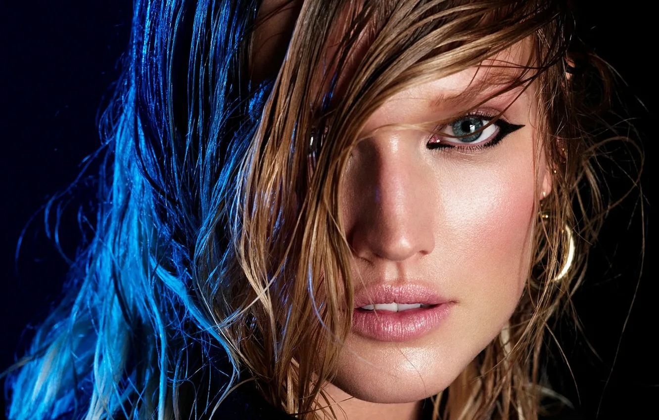 Фото обои темный фон, eyes, model, look, Toni Garrn, wet hair