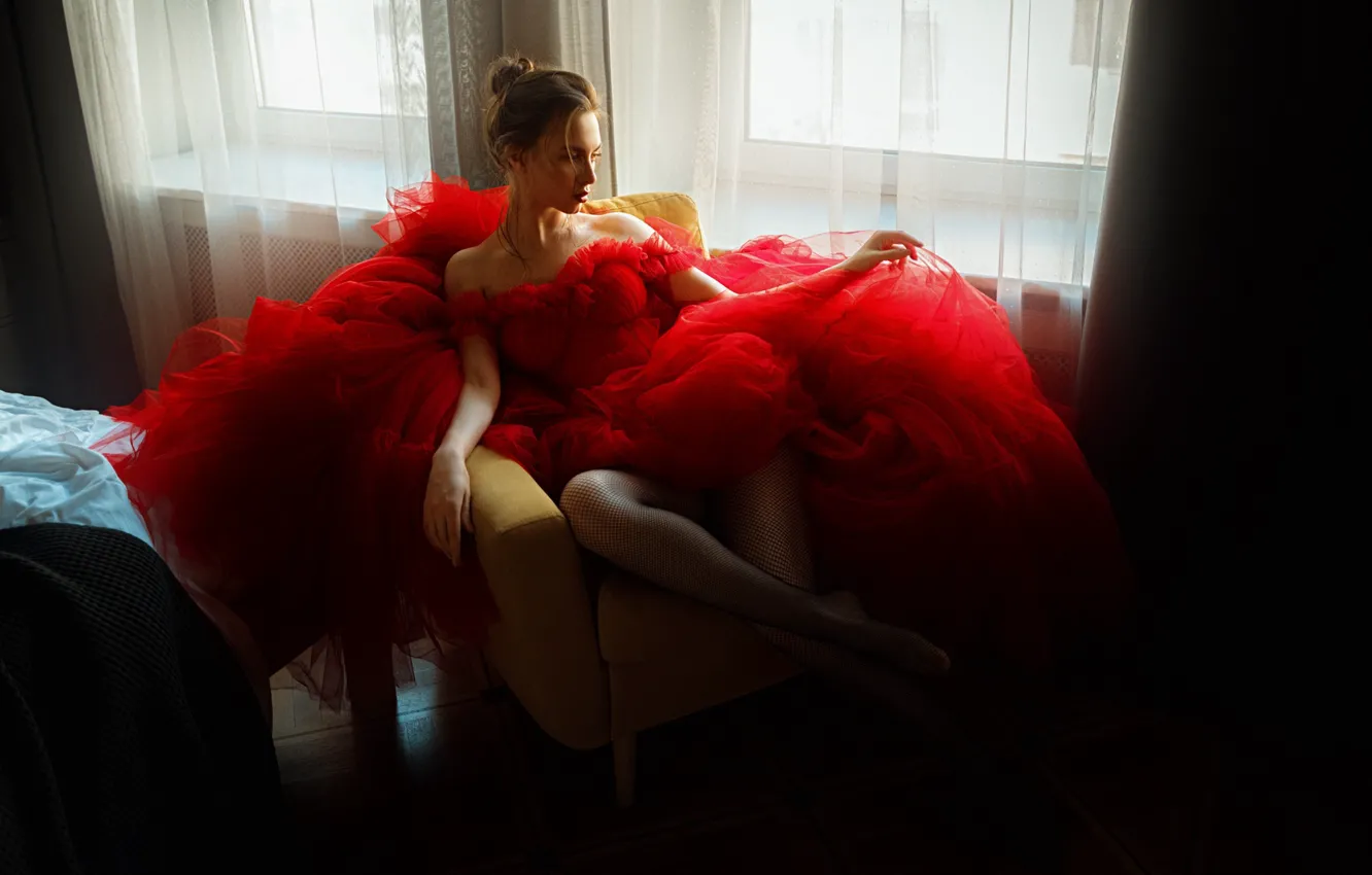 Фото обои dress, model, women, window, brunette, bed, sitting, couch