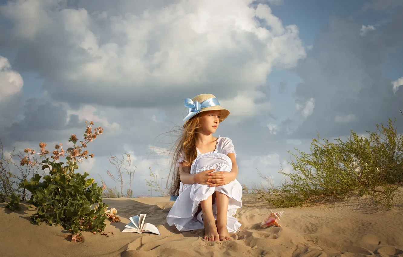Фото обои песок, небо, облака, растительность, шляпа, платье, ракушка, девочка