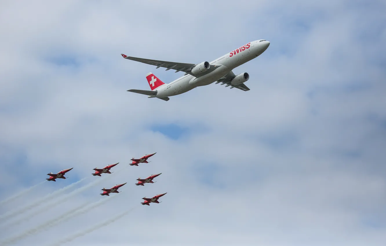 Фото обои небо, облака, самолет, Швейцария, парад, аэробус, А350