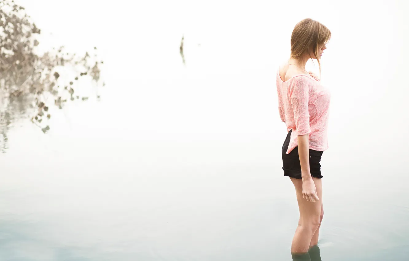 Фото обои девушка, шорты, в воде, размышления