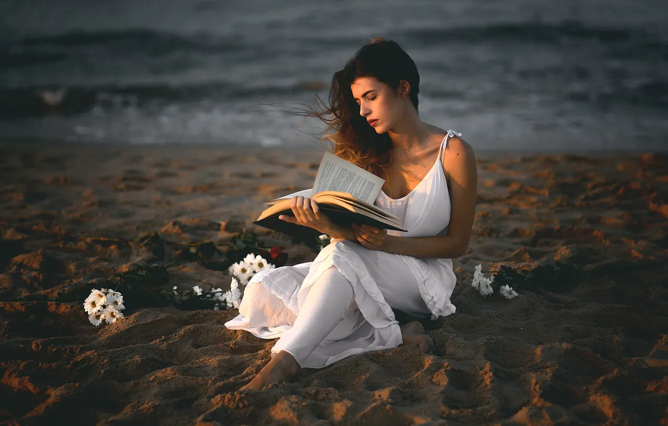 Фото обои песок, девушка, книга, Ana Valenciano