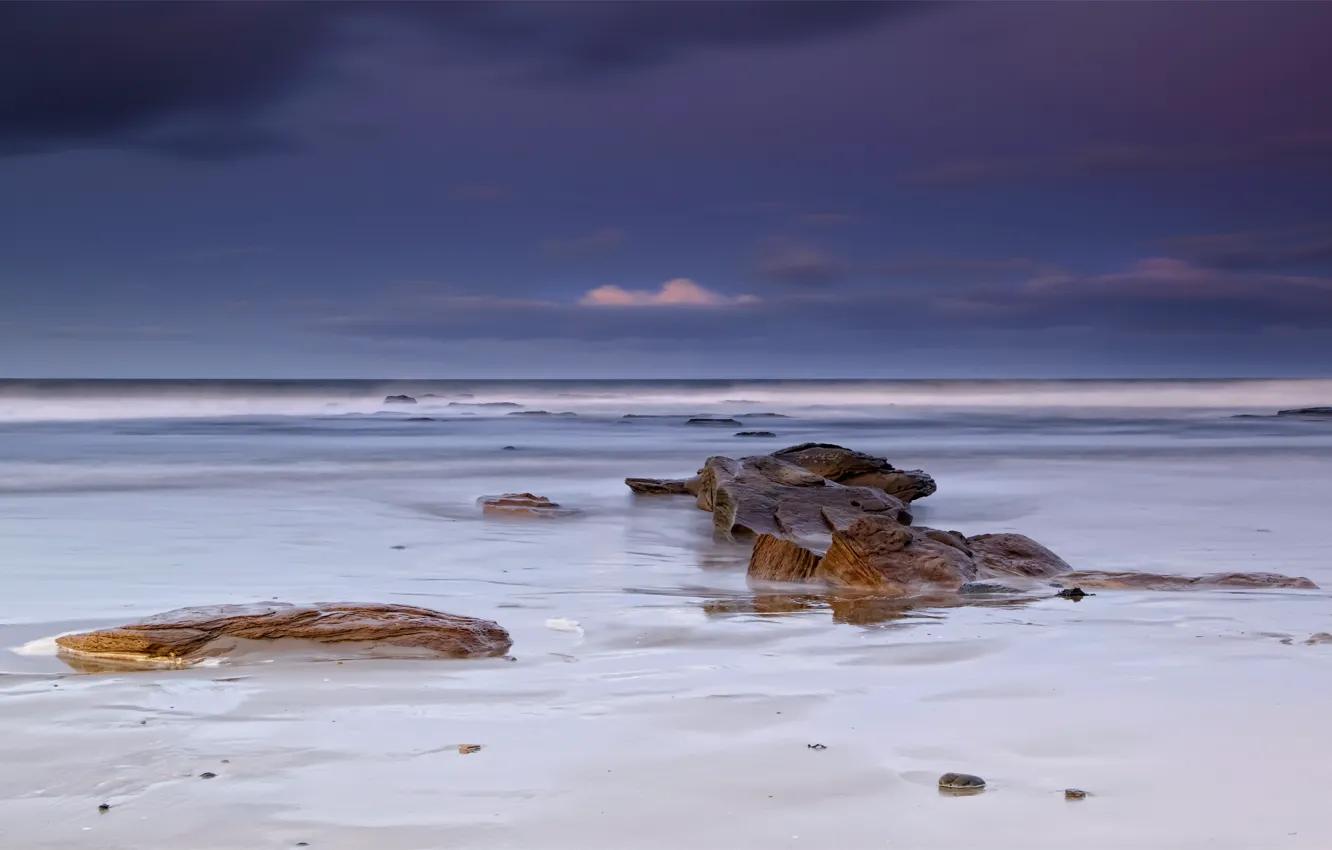 Фото обои песок, море, белый, пляж, небо, облака, тучи, камни