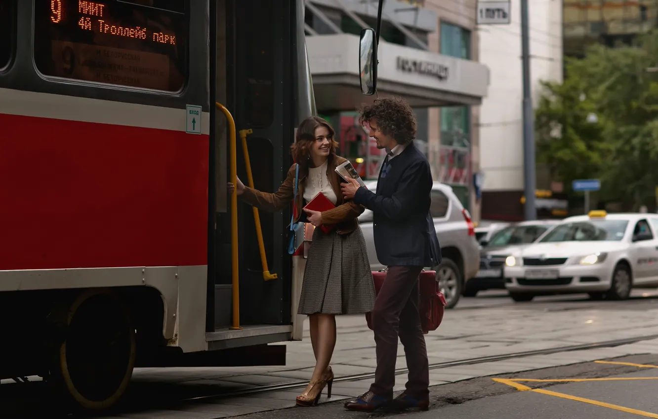 Фото обои девушка, город, встреча, трамвай, парень