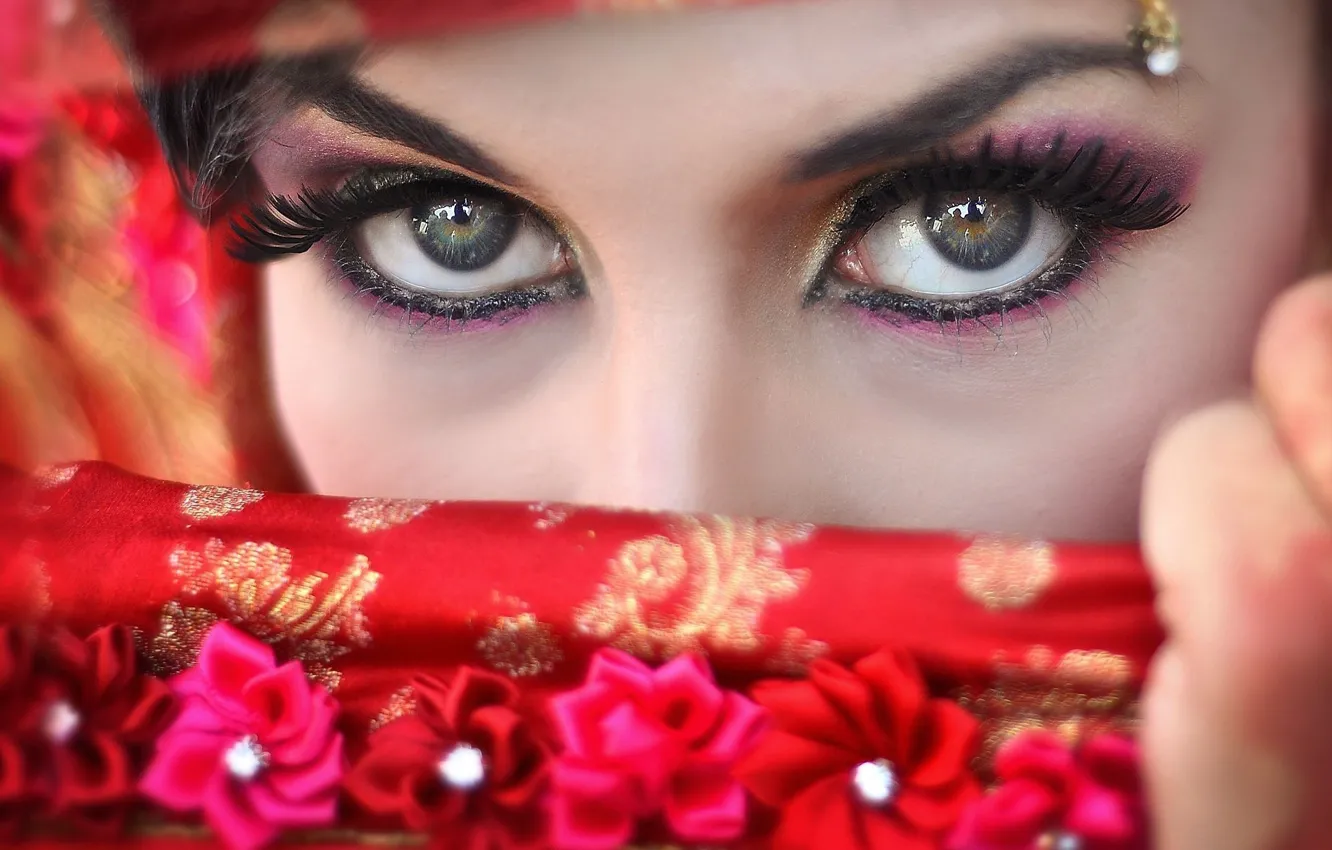 Фото обои глаза, взгляд, девушка, ресницы, рука, макияж, тени, цветочки