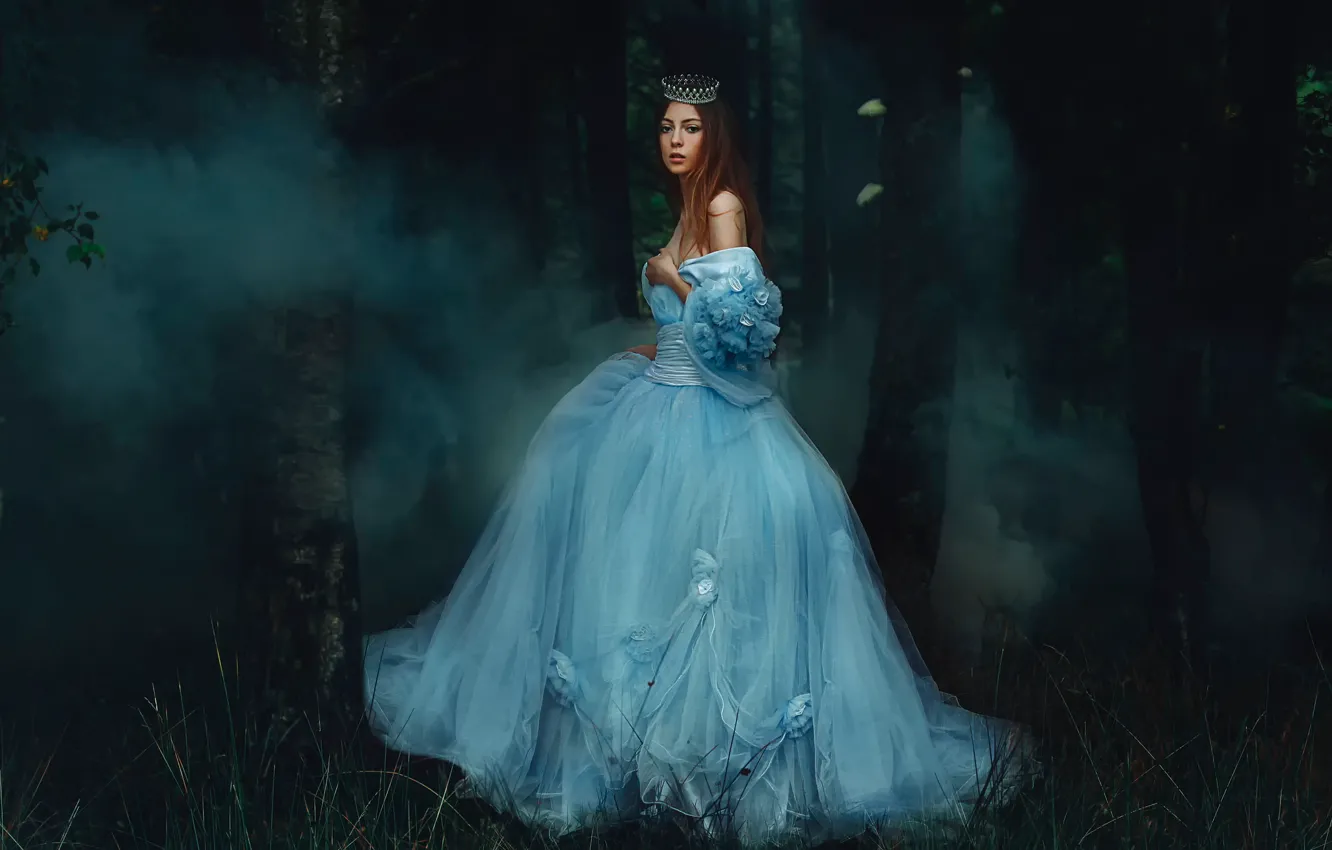 Фото обои лес, девушка, дым, платье, Rosie Hardy