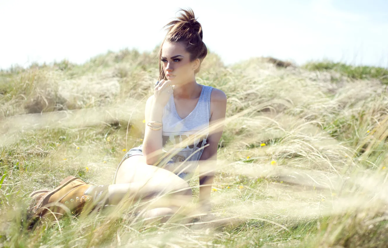 Фото обои girl, grass, field, nature, woman, model, brunette, tank
