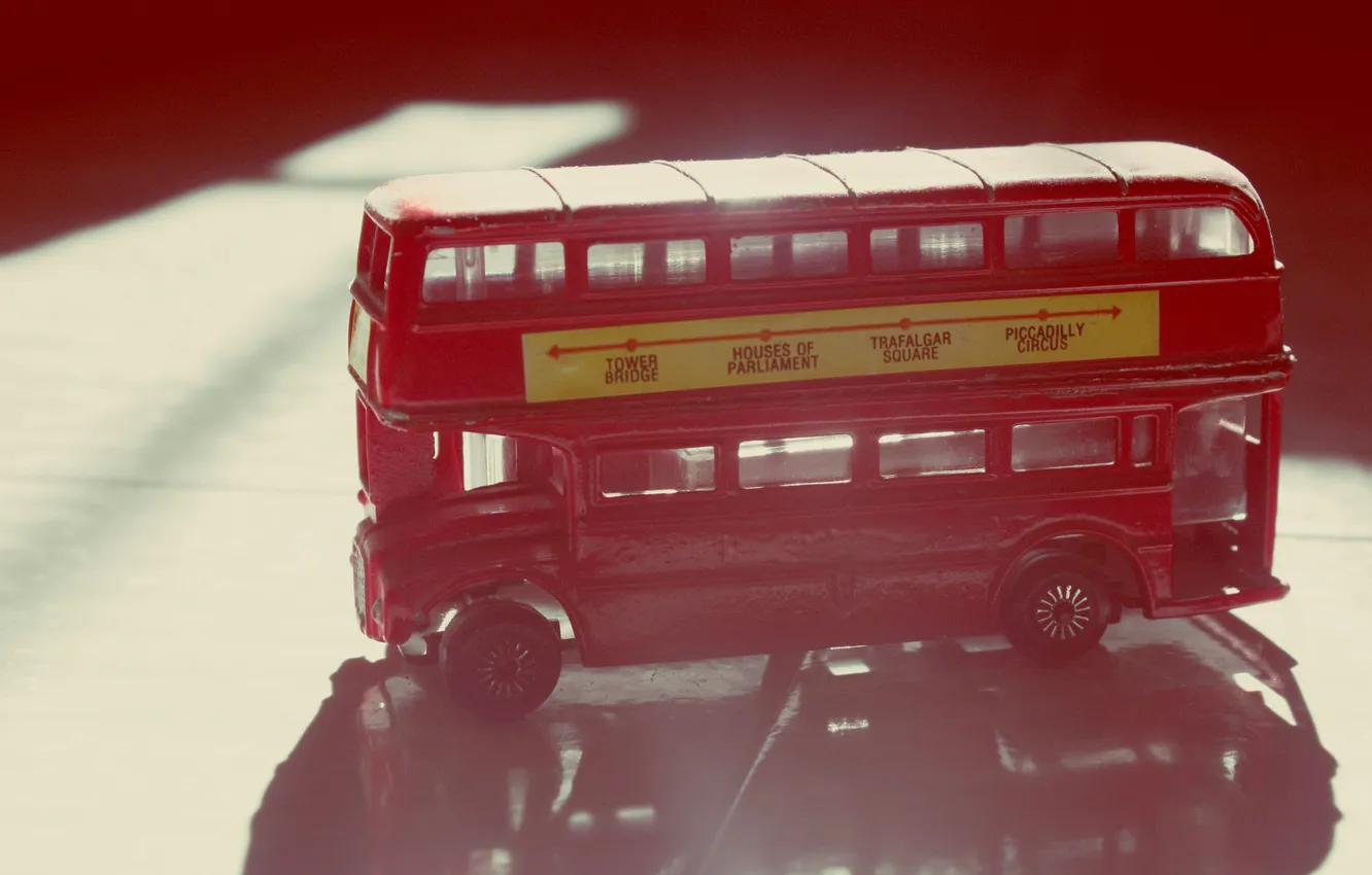 Фото обои красный, англия, статуэтка, автобус, фигурка