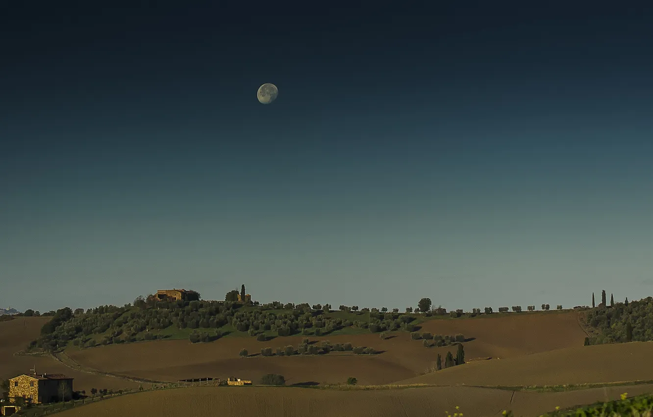 Фото обои небо, деревья, луна, поля, дома, деревня, Италия, Тоскана
