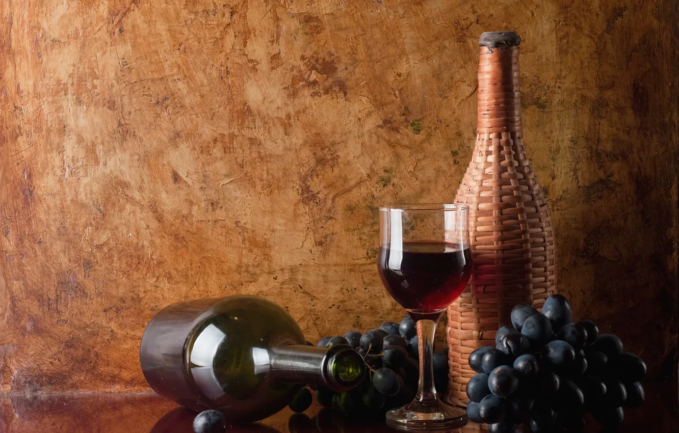 Фото обои отражение, стол, вино, красное, бокал, виноград, бутылки, грозди