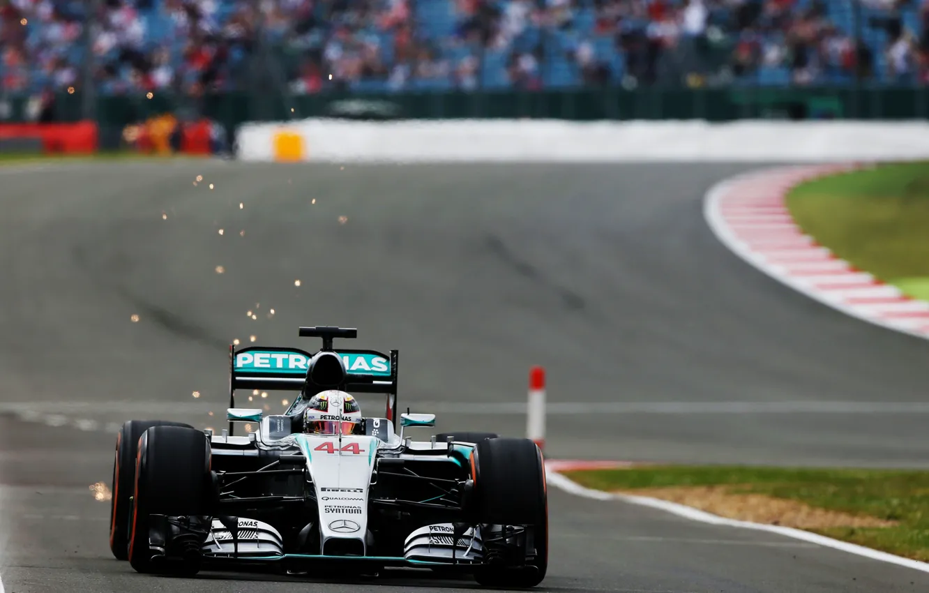 Фото обои Искры, Mercedes, Formula 1, Lewis Hamilton, Передок, W06