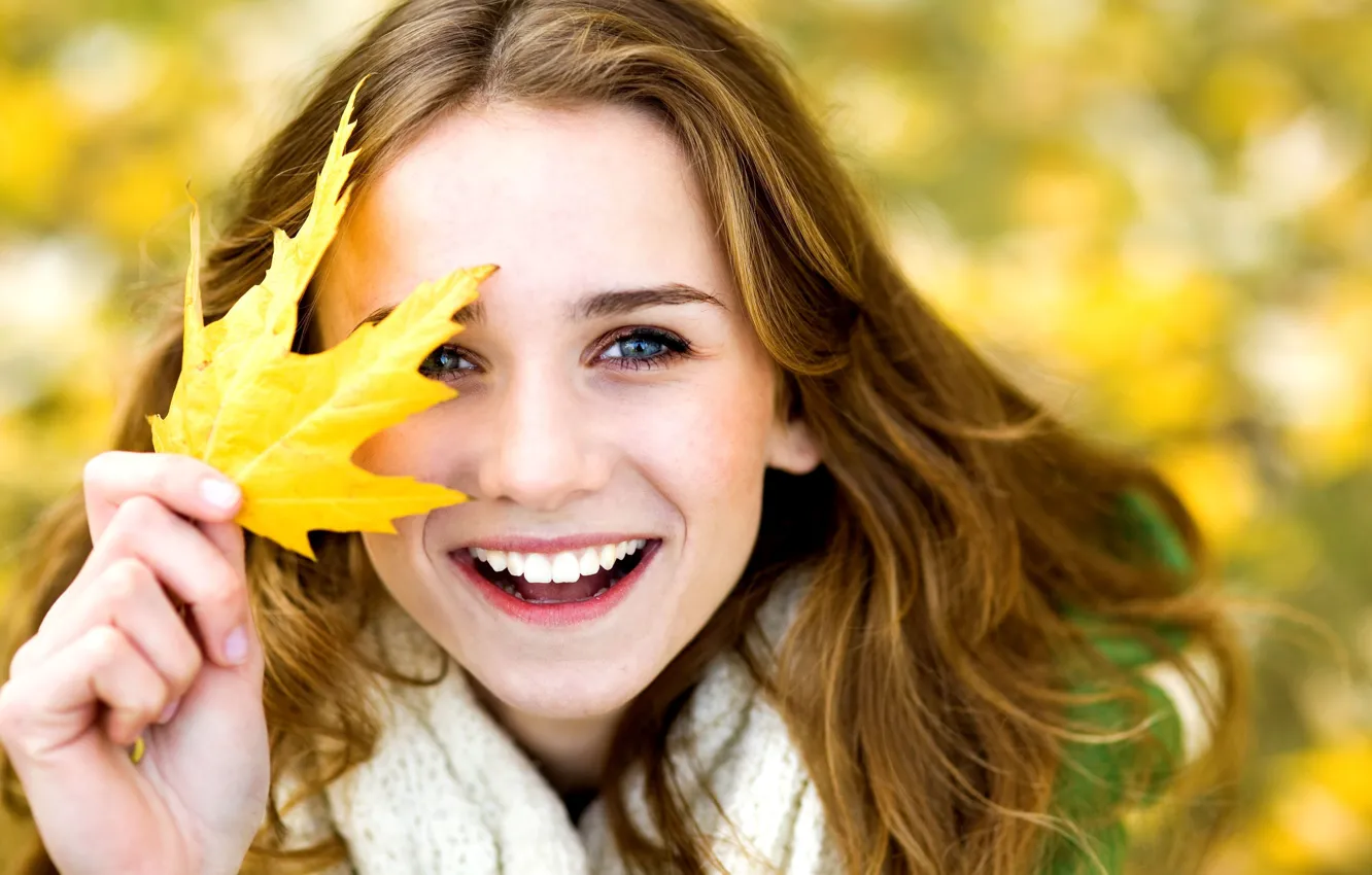 Фото обои осень, листья, девушка, радость, желтый, улыбка, фон, обои