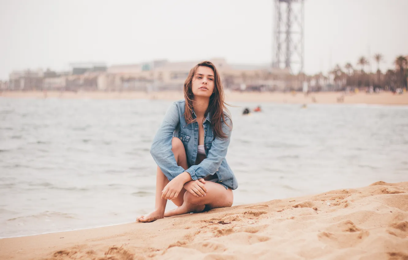 Фото обои песок, пляж, девушка, джинс